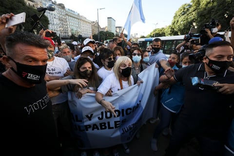 Fanáticos marchan en Buenos Aires por justicia ante muerte de Maradona
