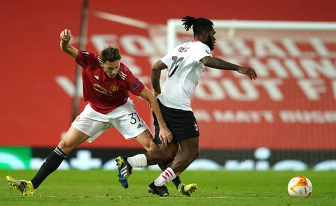 Milan sustrae agónico empate ante Manchester United en octavos de la Europa League