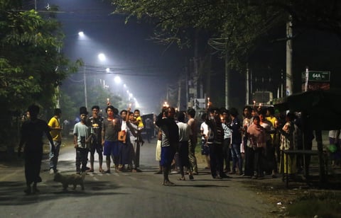 Realizan manifestaciones por la noche en Myanmar