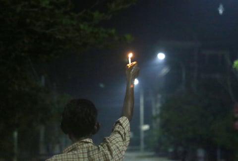 Realizan manifestaciones por la noche en Myanmar