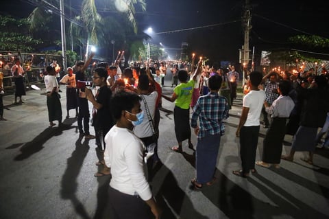 Realizan manifestaciones por la noche en Myanmar