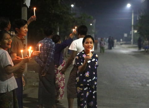 Realizan manifestaciones por la noche en Myanmar