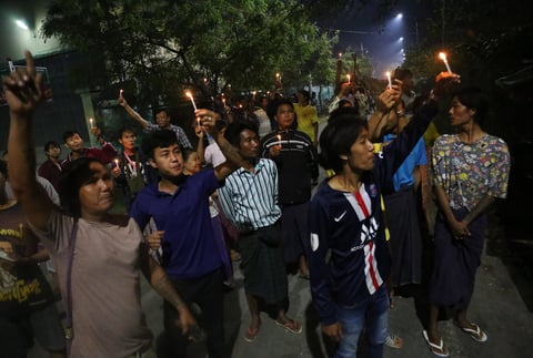Realizan manifestaciones por la noche en Myanmar