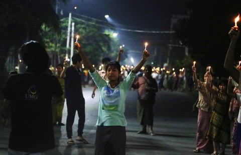 Realizan manifestaciones por la noche en Myanmar