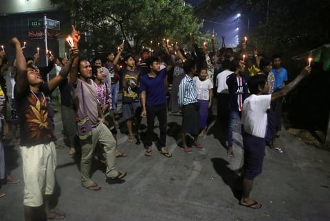 Realizan manifestaciones por la noche en Myanmar