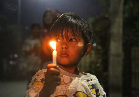 Realizan manifestaciones por la noche en Myanmar