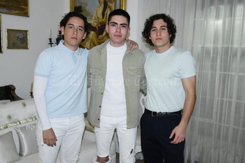 12032021 Se reúnen a celebrar cumpleaños.