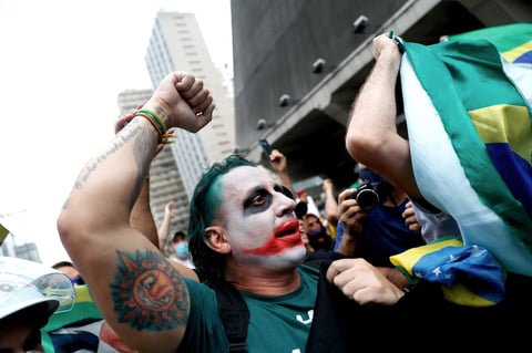 Partidarios de Bolsonaro protestan contra restricciones por COVID en Brasil