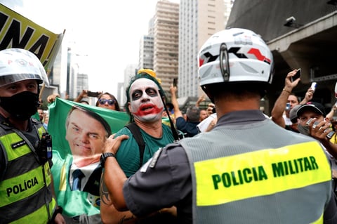 Partidarios de Bolsonaro protestan contra restricciones por COVID en Brasil