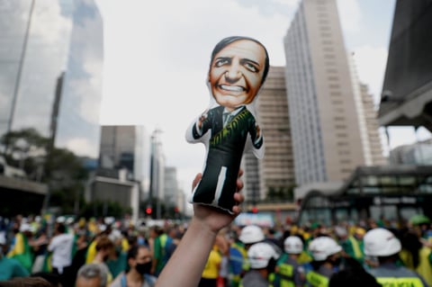 Partidarios de Bolsonaro protestan contra restricciones por COVID en Brasil