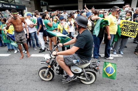 Partidarios de Bolsonaro protestan contra restricciones por COVID en Brasil