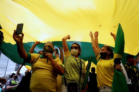 Partidarios de Bolsonaro protestan contra restricciones por COVID en Brasil