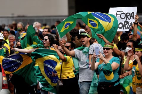 Partidarios de Bolsonaro protestan contra restricciones por COVID en Brasil