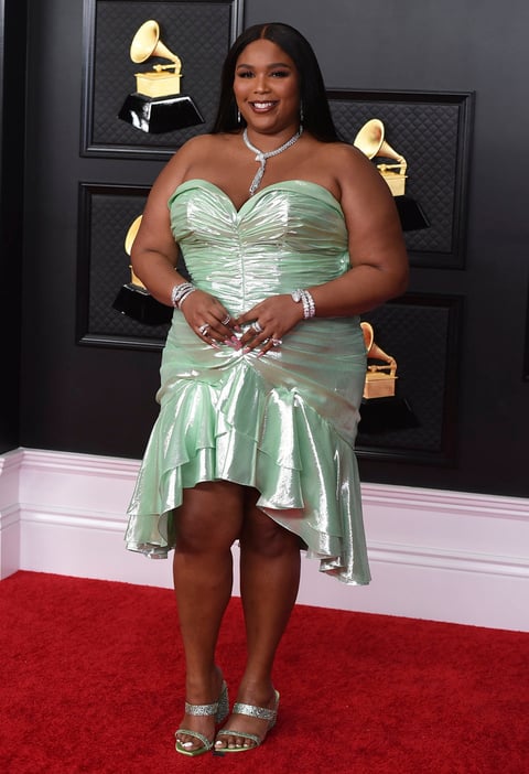 Así brillan las estrellas de la música en la alfombra roja de los Grammy 2021
