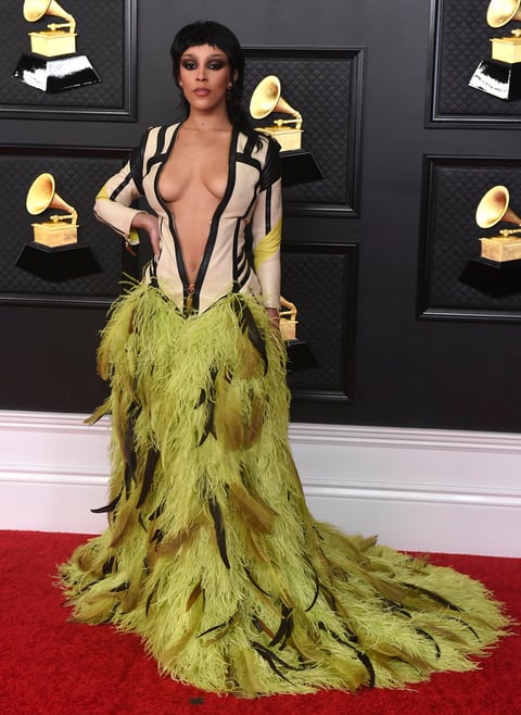 Así brillan las estrellas de la música en la alfombra roja de los Grammy 2021