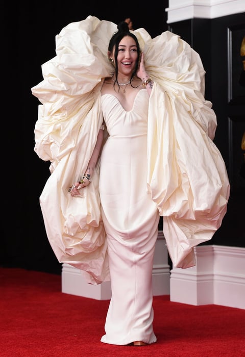 Así brillan las estrellas de la música en la alfombra roja de los Grammy 2021