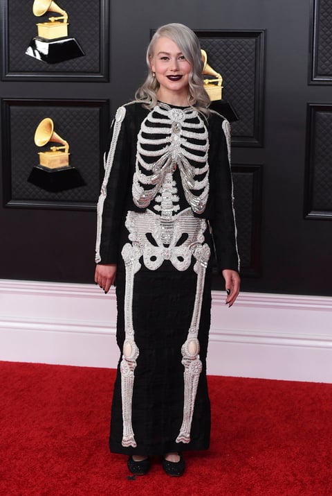 Así brillan las estrellas de la música en la alfombra roja de los Grammy 2021