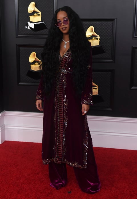 Así brillan las estrellas de la música en la alfombra roja de los Grammy 2021