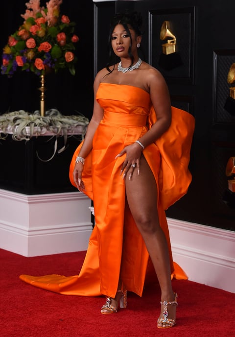Así brillan las estrellas de la música en la alfombra roja de los Grammy 2021