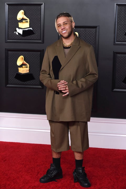 Así brillan las estrellas de la música en la alfombra roja de los Grammy 2021