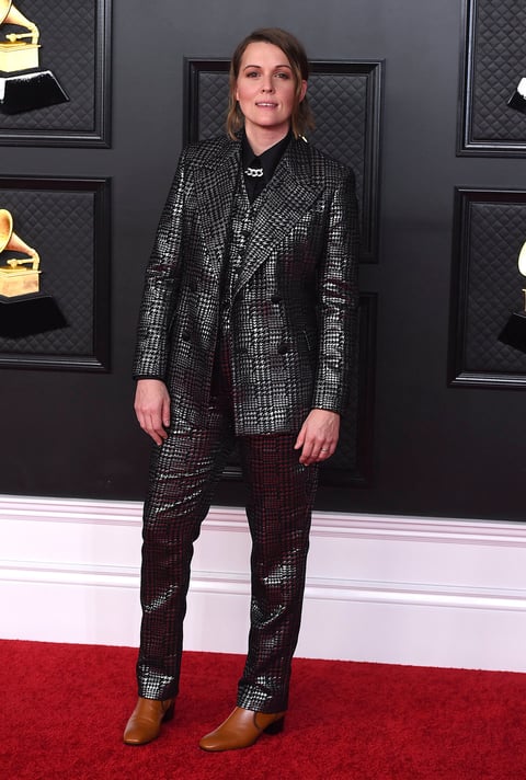 Así brillan las estrellas de la música en la alfombra roja de los Grammy 2021