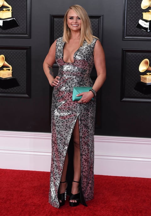 Así brillan las estrellas de la música en la alfombra roja de los Grammy 2021