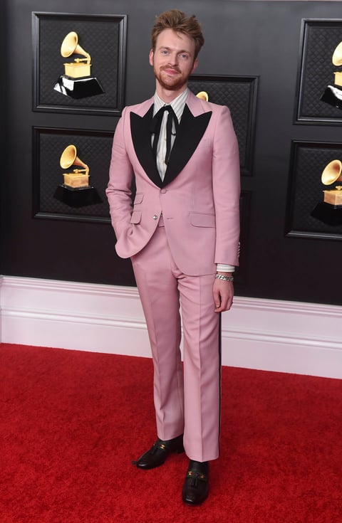 Así brillan las estrellas de la música en la alfombra roja de los Grammy 2021