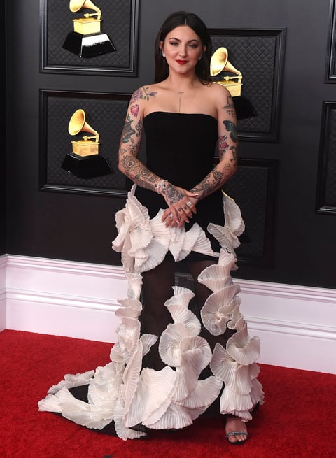 Así brillan las estrellas de la música en la alfombra roja de los Grammy 2021