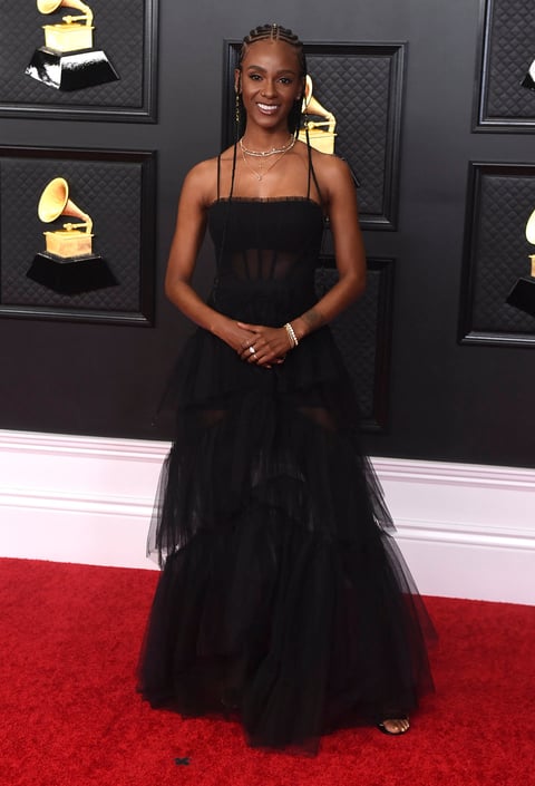 Así brillan las estrellas de la música en la alfombra roja de los Grammy 2021