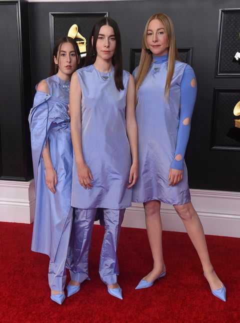 Así brillan las estrellas de la música en la alfombra roja de los Grammy 2021