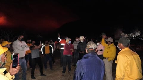 Combaten incendio forestal en Sierra de Arteaga