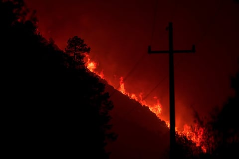 'La situación es muy delicada, es muy grave por la afectación que está teniendo este incendio forestal', reconoció el director de Protección Civil de Nuevo León, Miguel Ángel Perales