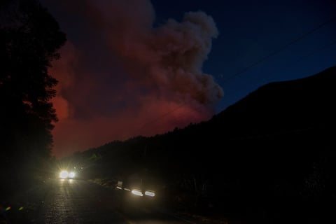 Un incendio forestal en el norte de México, en el límite entre los estados de Coahuila y Nuevo León, obligó este martes a evacuar a al menos 400 personas mientras los cuerpos de extinción no han conseguido parar el avance de las llamas.