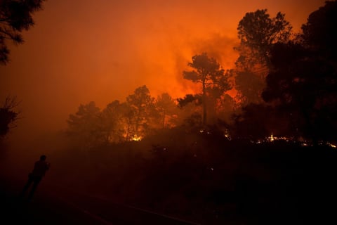'Las condiciones meteorológicas no fueron muy favorables. Intentaron y dieron algunos tiros de agua en algunos puntos en lo más alto de la sierra, pero la dificultad por el viento y por las condiciones de visibilidad por el humo dificultaron estas maniobras', declaró Perales.