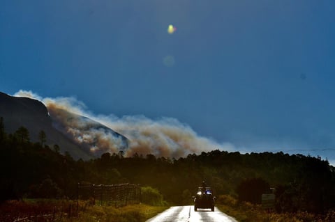 Combaten incendio forestal en Sierra de Arteaga