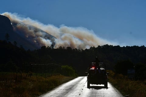 Combaten incendio forestal en Sierra de Arteaga