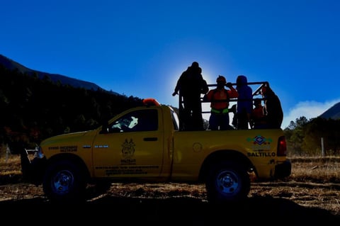 Combaten incendio forestal en Sierra de Arteaga