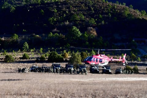 Combaten incendio forestal en Sierra de Arteaga