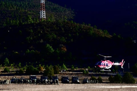 Combaten incendio forestal en Sierra de Arteaga