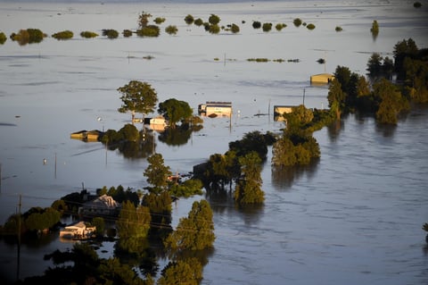 Inundaciones en Australia no frenan boda de pareja