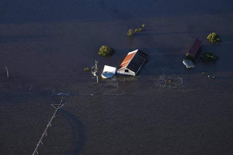 Inundaciones en Australia no frenan boda de pareja
