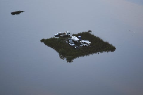 Inundaciones en Australia no frenan boda de pareja