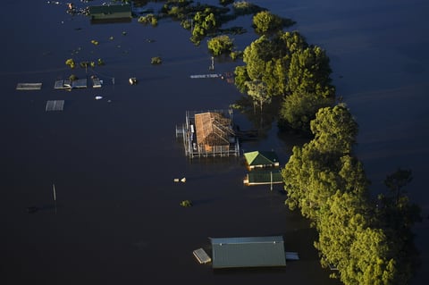 Inundaciones en Australia no frenan boda de pareja