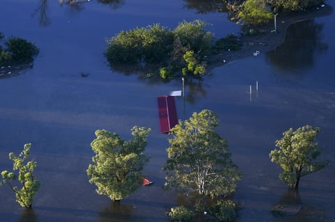 Inundaciones en Australia no frenan boda de pareja