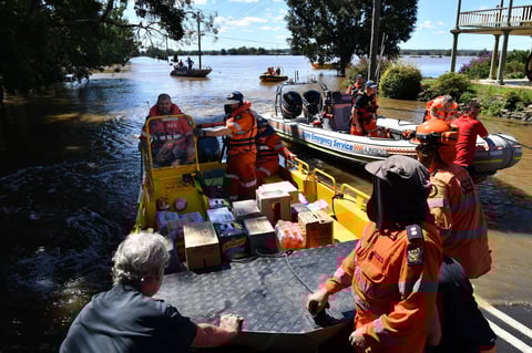 Inundaciones en Australia no frenan boda de pareja