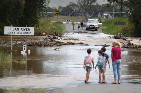 Inundaciones en Australia no frenan boda de pareja