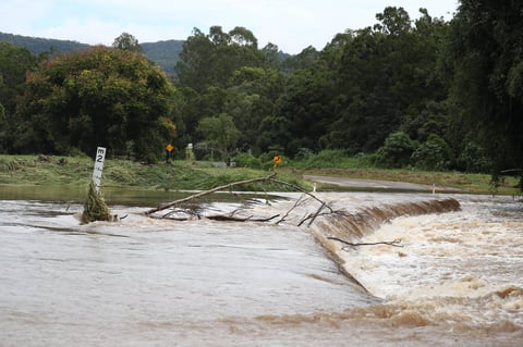 Inundaciones en Australia no frenan boda de pareja