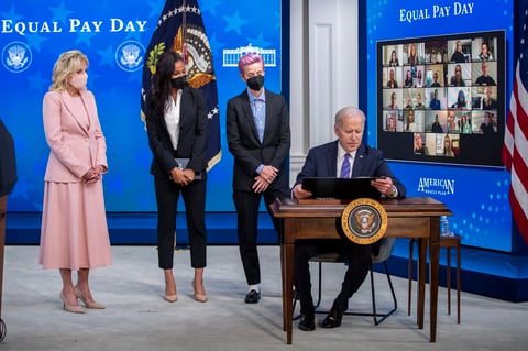 'Me han devaluado, faltado al respecto y desdeñado porque soy una mujer (...) Sigo cobrando menos que los hombres que hacen el mismo trabajo que yo', dijo Rapinoe durante un acto en la Casa Blanca.