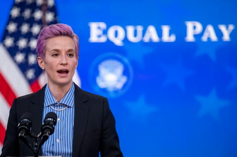 'Este equipo (de fútbol femenino) es la prueba viviente de que puedes ser la mejor en lo que haces, pero todavía tienes que luchar por una paga igualitaria', dijo Biden durante el acto.