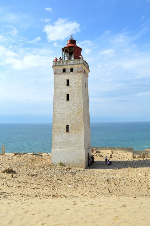 3. El faro Rubjerg Knude Fyr
En 1899, un faro de 24 metros de altura se construyó en la cima de un acantilado, a 60 metros sobre el nivel del mar. Su función era alumbrar el camino a los barcos durante las tormentas. Pero, al estar entre montañas de arena movedizas, los fuertes vientos provocaron que la arena lo fuera sepultando poco a poco, al punto de que su luz ya no podía verse.